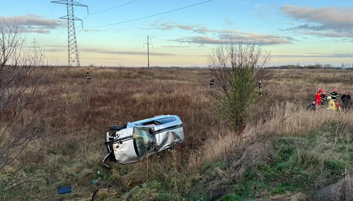 O mașină s-a răsturnat provocând moartea unui bărbat FOTO: ISU