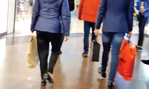Olguța și Claudiu  n au plecat cu mâna  goală din mall  jpeg
