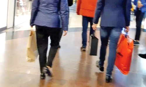 Olguța și Claudiu  n au plecat cu mâna  goală din mall  jpeg