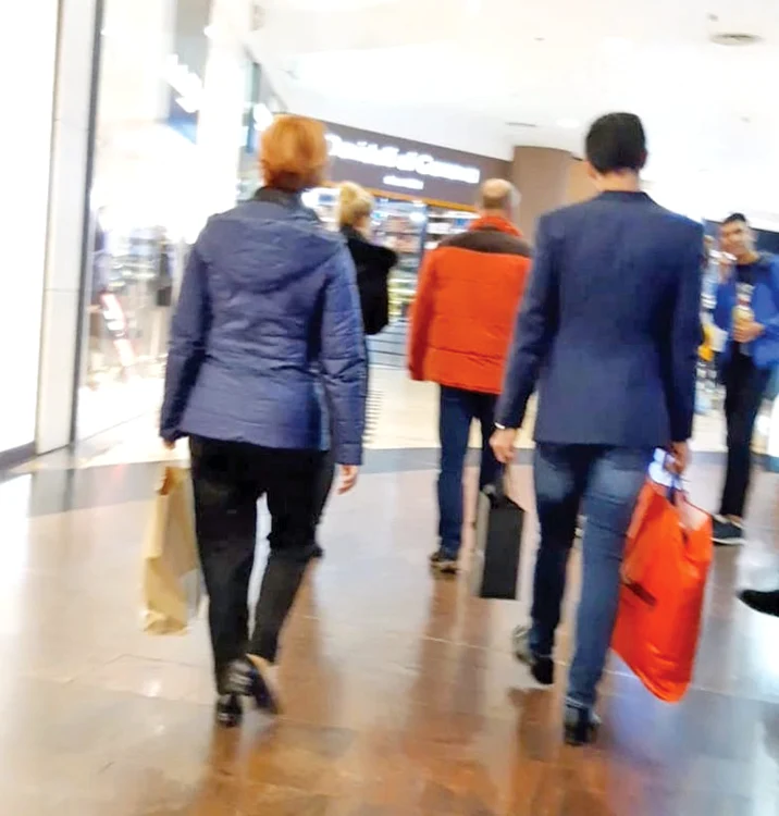 Olguța și Claudiu  n-au plecat cu mâna  goală din mall 