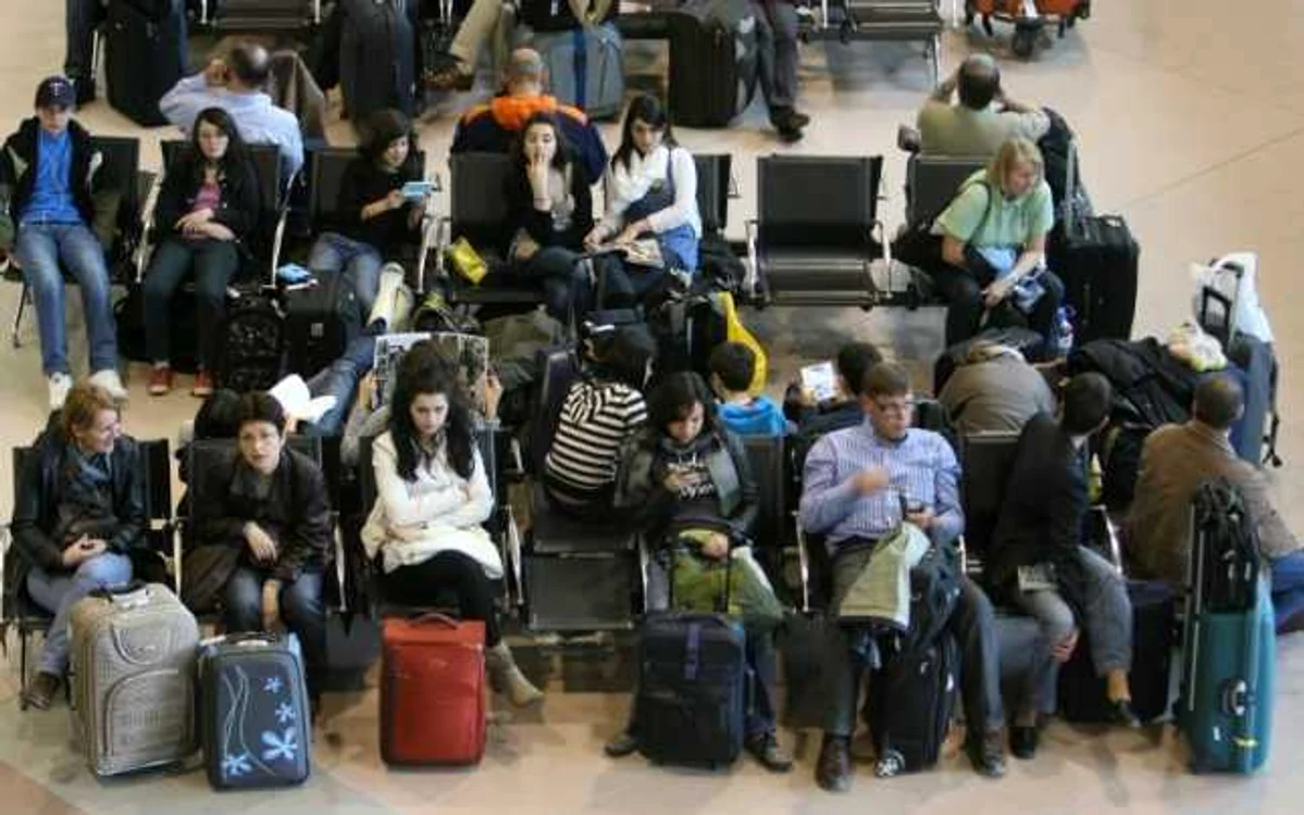 40 de pasageri ai cursei Viena-Bucureşti de la Blue Air sunt blocaţi în aeroport