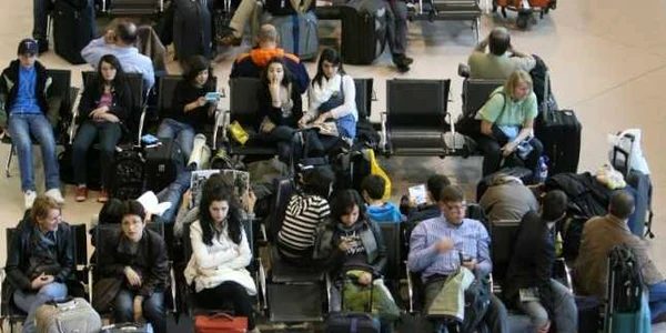 40 de pasageri ai cursei Viena-Bucureşti de la Blue Air sunt blocaţi în aeroport