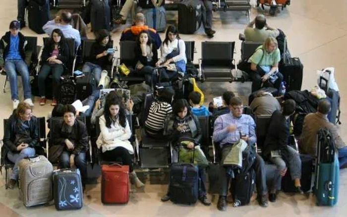 40 de pasageri ai cursei Viena-Bucureşti de la Blue Air sunt blocaţi în aeroport