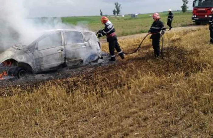 Maşina a fost distrusă de flăcări FOTO ISU Ialomiţa