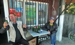 Nae şi Romică merg să pună  ştampila pe buletinul de vot  jpeg