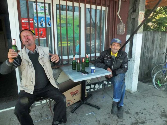 Nae şi Romică merg să pună ştampila pe buletinul de vot