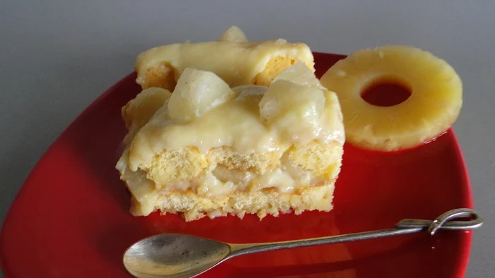 
    Tort de pişcoturi, cu crema de vanilie şi ananas  