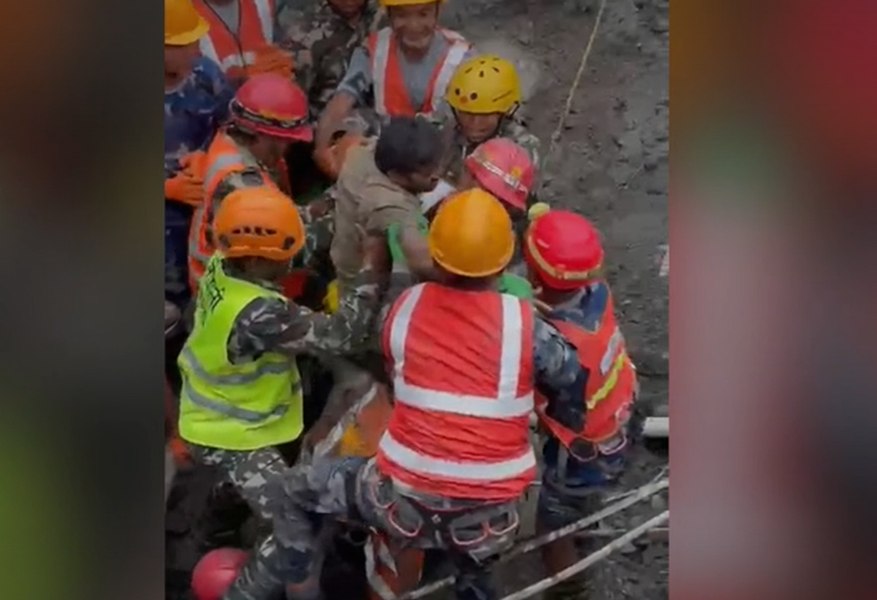 Doi muncitori, salvați după nouă zile petrecute sub pământ într-un tunel din Nepal