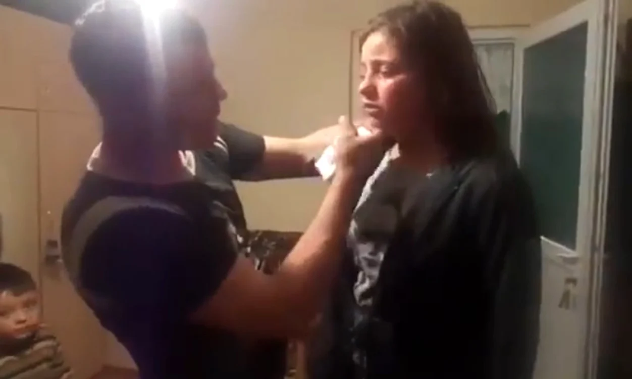 
    Gheorghe Halmaga a fost decăzut din drepturile părintești și riscă să stea șase ani după gratiicaptură: YouTube  