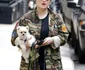 Kelly Osbourne assise sur un banc avec son chien et une amie dans la quartier de Tribeca à New York jpeg