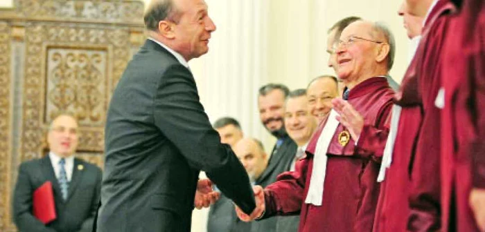 Traian Băsescu, discutând cu Ion Predescu, pe vremea în care era în termeni mai buni cu membrii Curţii 