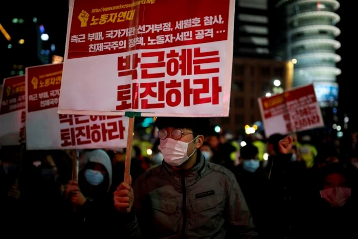 Protestatarii din Coreea de Sud cer demisia preşedintelui Park Geun-hye FOTO REUTERS/Kim Hong-Ji