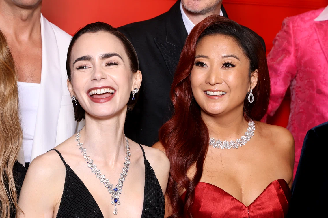 Lily Collins și Ashley Park GettyImages 