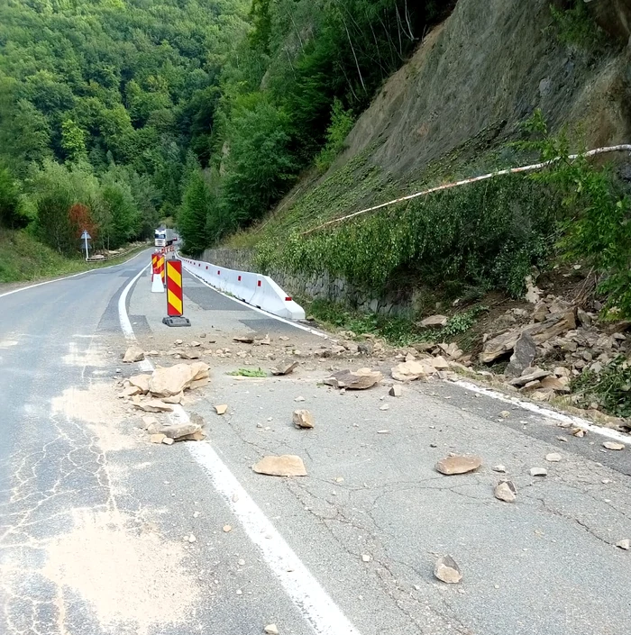 Pietrele au acoperit banda de lângă versant. SURSA DRDP Buzău