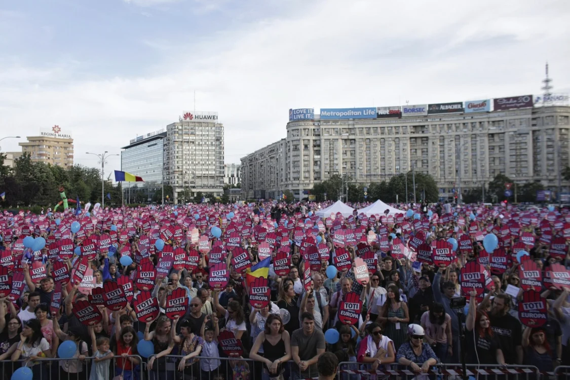 Mii de oameni au ocupat Piaţa Victoriei în cadrul manifestaţiei „Toţi pentru Europa“ FOTO Octav Ganea/Inquam Photos