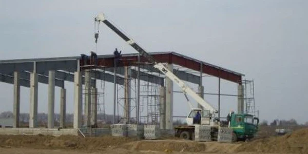 Clădire în construcţie, în interiorul Administraţiei Zonei Libere Galaţi