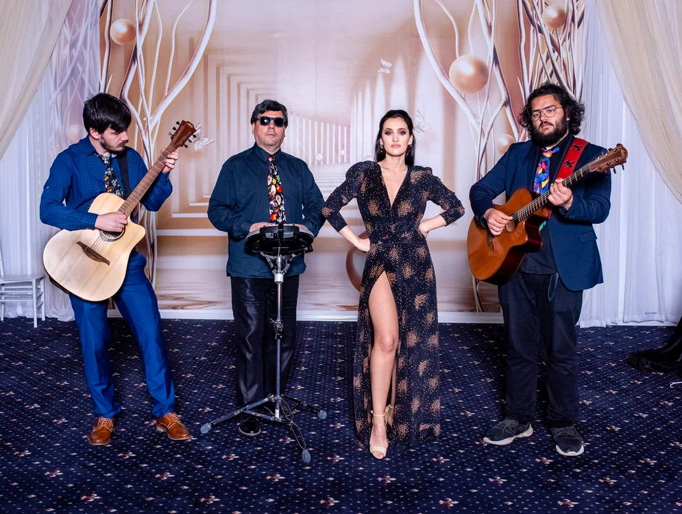 
    Alya și-a tras trupă de instrumentiștifoto: arhiva personala  