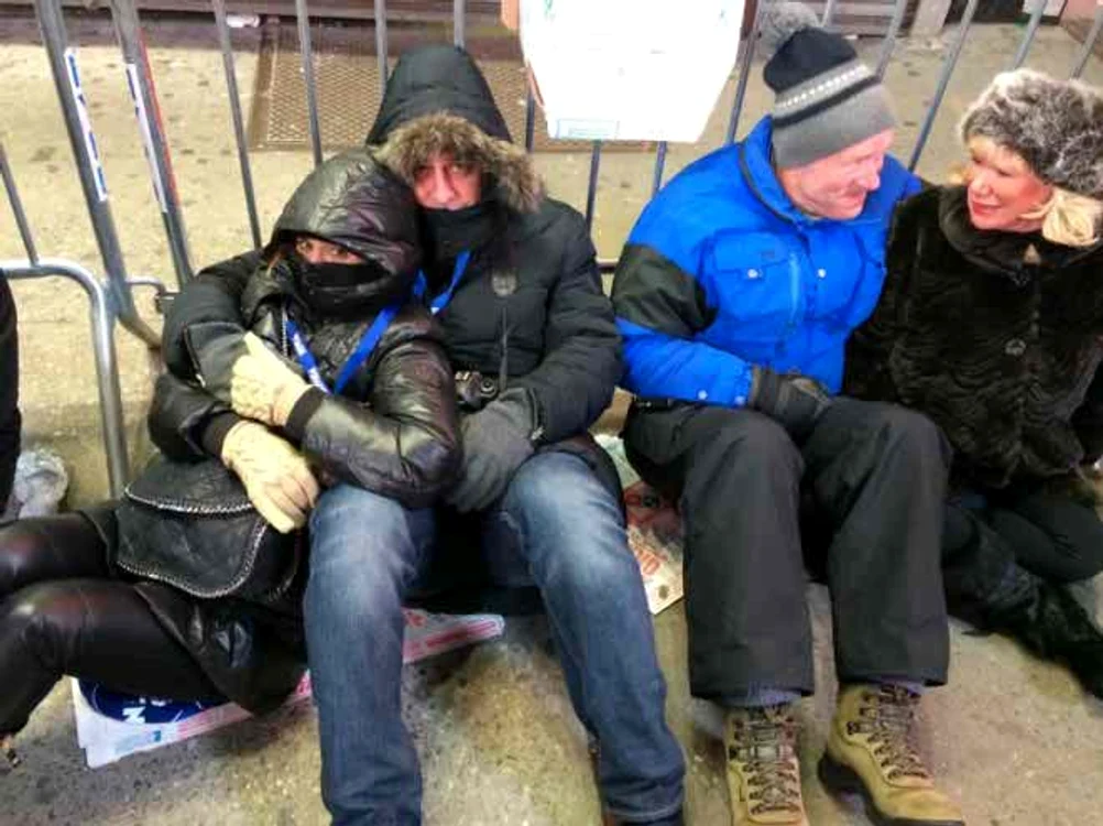 
    Andreea Esca, zgribulită pe trotuar, în noaptea de Anul Nou, la New Yorkfoto: arhiva personală  