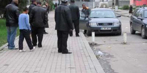 Adolescentul înjunghiat a fost adus la spital de rude Foto: Mădălin Sofronie 