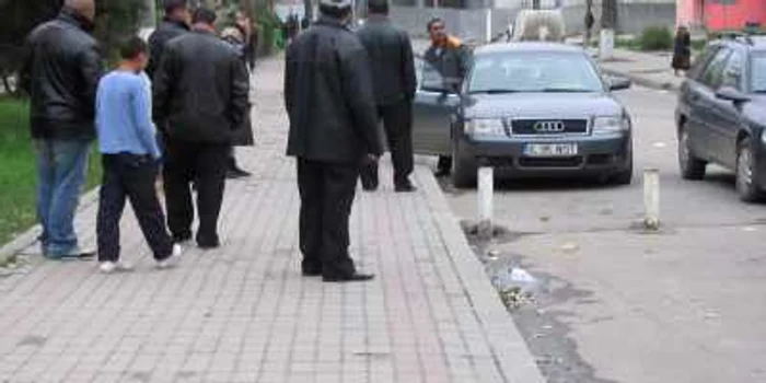 Adolescentul înjunghiat a fost adus la spital de rude Foto: Mădălin Sofronie 