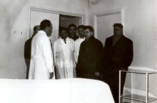 Nicolae Ceauşescu vizitând spitalul „Nicolae Bălcescu” din Pitești, în februarie 1965 (© „Fototeca online a comunismului românesc”, cota: 28/1965)