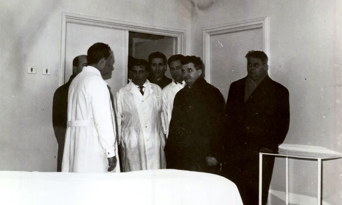 Nicolae Ceauşescu vizitând spitalul „Nicolae Bălcescu” din Pitești, în februarie 1965 (© „Fototeca online a comunismului românesc”, cota: 28/1965)