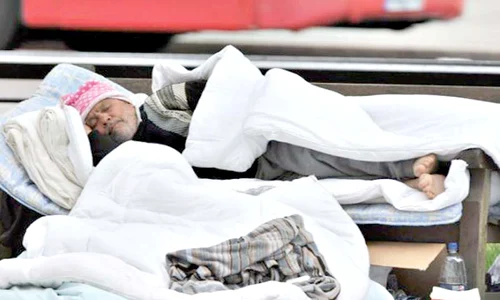 Femeile strâng aşternutul,  iar bărbaţii    dau indicaţii (Foto: reuters) jpeg