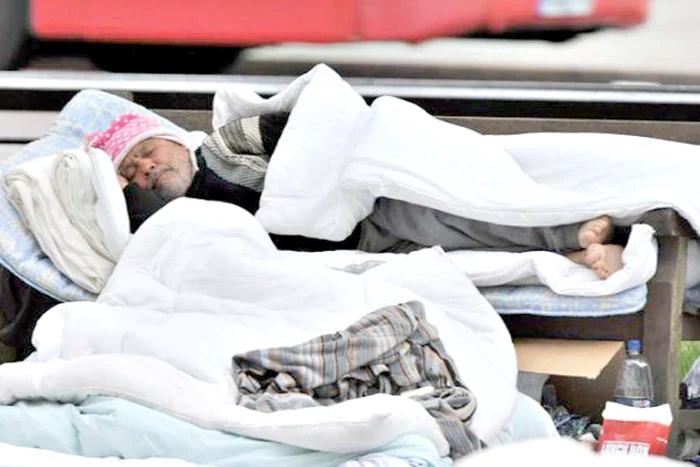 Femeile strâng aşternutul,  iar bărbaţii... dau indicaţii (Foto: reuters)