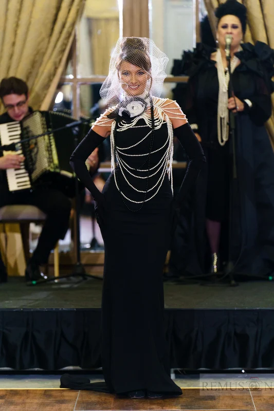 Olivia Păunescu a defilat pentru Cera Mihăilescu la Soiree de la Mode Coco Chanel. FOTO: Remus Nicolaescu