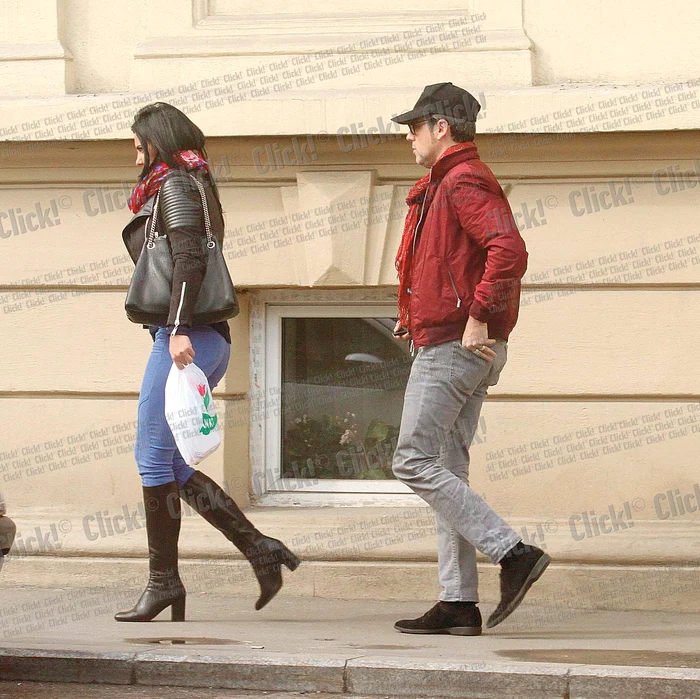 Pe stradă, cei doi îndrăgostiţi au devenit brusc mai „distanţi”