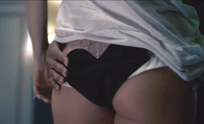 Captură din videoclipul „Neprevăzut” cu lenjeria intimă a Corinei