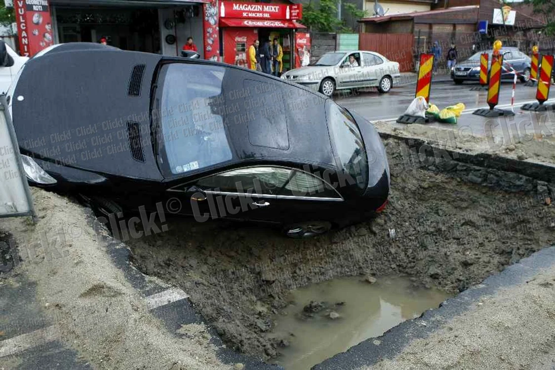 Omul de afaceri Cristi Iancu a intrat cu Mercedesul în groapă. (Foto: Eduard Enea)
