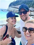 Simona Gherghe si Razvan Sandulescu cu Kate Hudson in Paxos   Instagram jpg