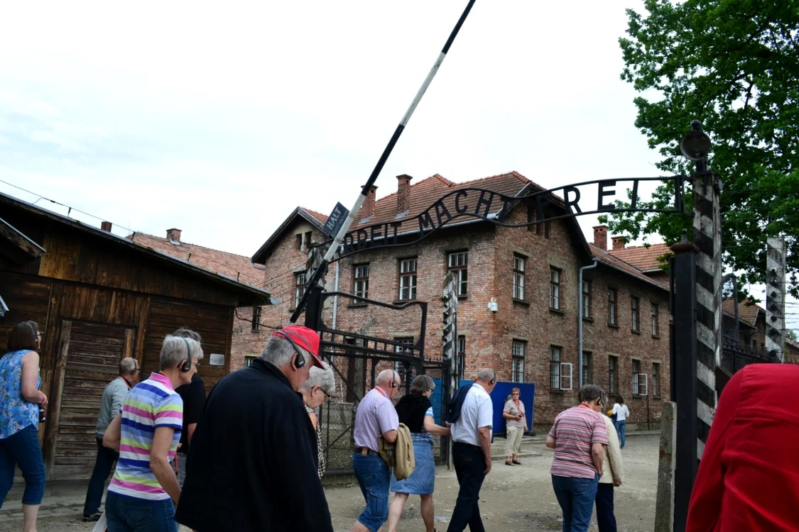 Grupurile de turişti se duc spre barăcile în care au locuit prizonierii naziştilor. Foto: Medeea Stan/ Adevărul
