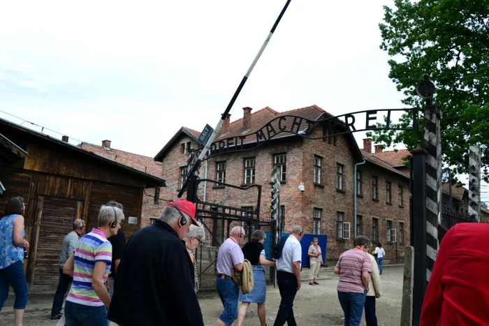 Grupurile de turişti se duc spre barăcile în care au locuit prizonierii naziştilor. Foto: Medeea Stan/ Adevărul