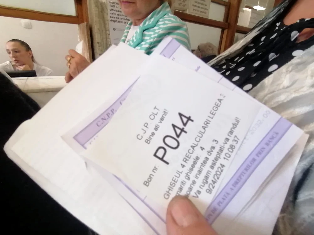 Oamen i la coadă la o casă de pensii