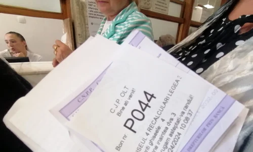 pensionari nemultumiti cer lamuriri la casa de pensii olt, septembrie 2024   foto alina mitran (3) jpeg