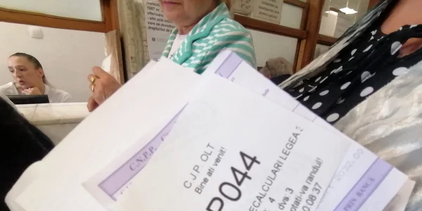 pensionari nemultumiti cer lamuriri la casa de pensii olt, septembrie 2024 foto alina mitran (3) jpeg