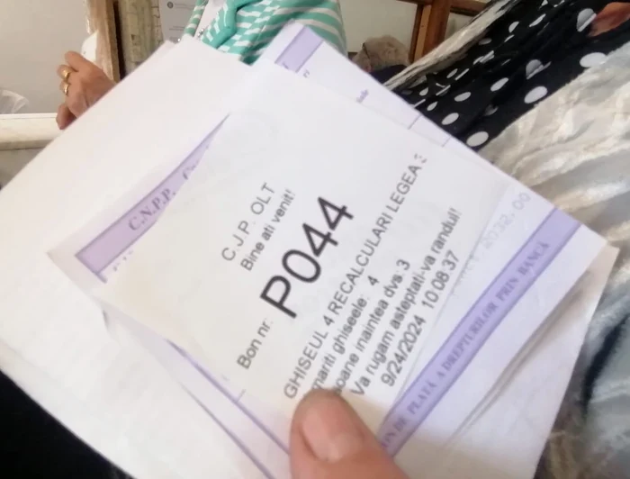 Persoanele care au nevoie de informații își așteaptă rândul la ghișeu, conform bonului FOTO: A.M.