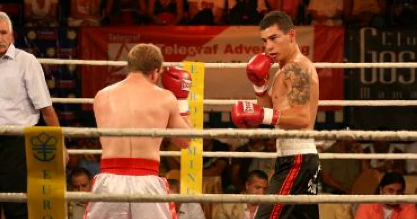 Cosmin Pârvu (foto dreapta) s-a remarcat şi în ringul de box, fiind triplu campion naţional