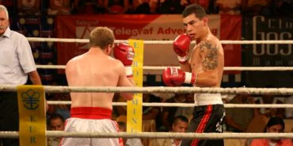 Cosmin Pârvu (foto dreapta) s-a remarcat şi în ringul de box, fiind triplu campion naţional