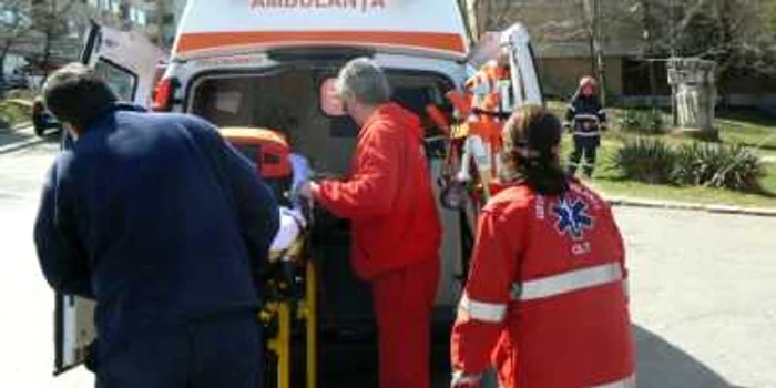 Ambulanţierii au acordat primul ajutor beţivilor şi mâncăcioşilor