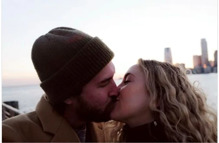 A postat o poză în care se sărută cu viitorul soț Foto: Instagram