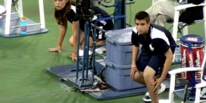 US OPEN: Un copil de mingi, la un pas să îşi rupă gâtul după ce a sărit un panou publicitar (VIDEO)