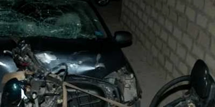 Motocicleta românului a fost lovită în plin de automobil