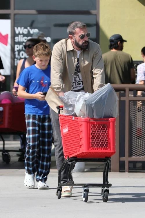 Ben Affleck, fotografiat în timp ce împinge un cărucior roș de cumpărături
