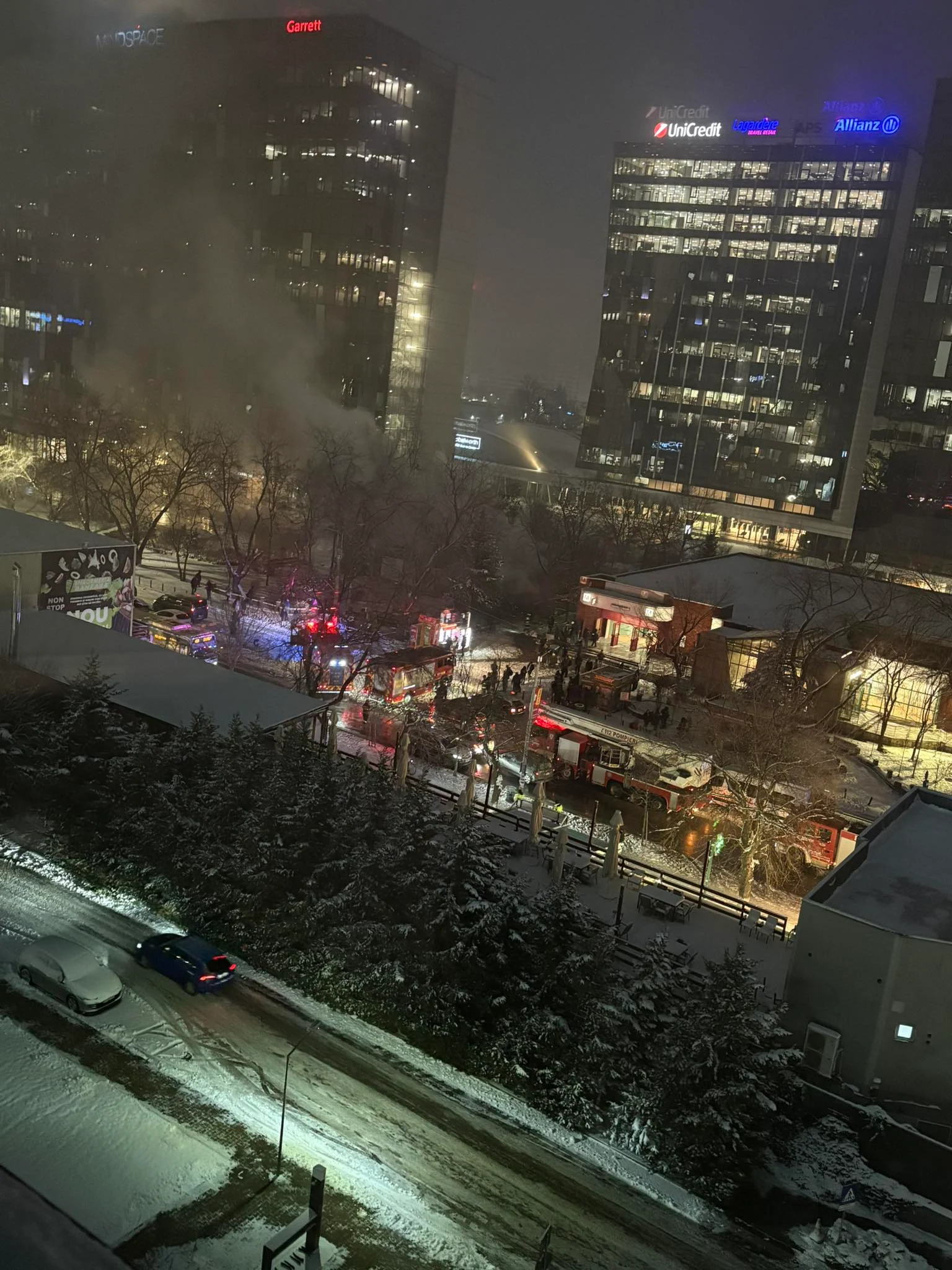 Incendiu puternic în zona Pipera: o patiserie a fost cuprinsă de flăcări, iar pompierii luptă să oprească extinderea focului