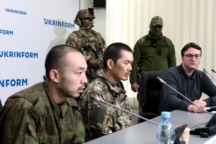 Conferință de presă cu prizonierii de război chinezi în 14 aprilie FOTO Profimedia