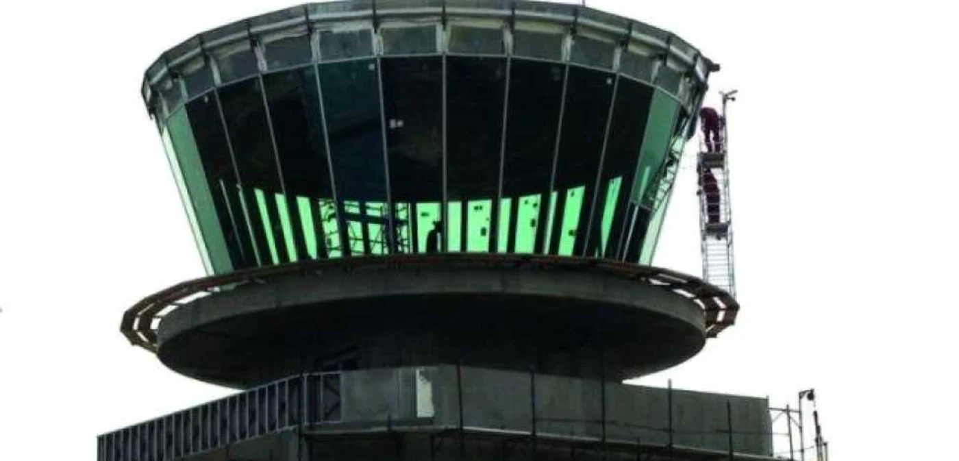 Noul turn de control al Aeroportului Suceava nu este funcţional. FOTO Dănuţ Zuzeac