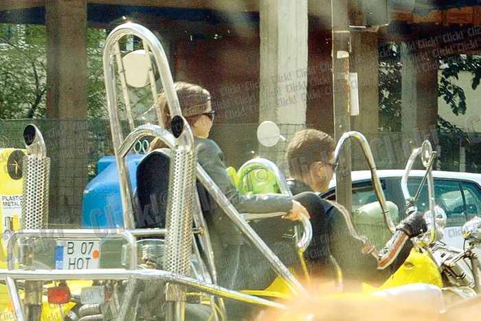 
    Cristi Boureanu  a avut-o ca pasageră  pe motor pe  fiica Ioana (Fotografii: Alex Muscaliu)  